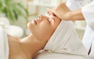 フェイシャルエステは意味ないって本当？理想の肌に近づくためのポイント | 若々しい美肌へ導くスキンケアお役立ちメディア：シーボンビューティージャーナル