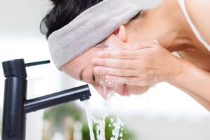 朝は洗顔しないほうが肌綺麗?朝洗顔のウソ・本当について解説 | 若々しい美肌へ導くスキンケアお役立ちメディア:シーボンビューティージャーナル